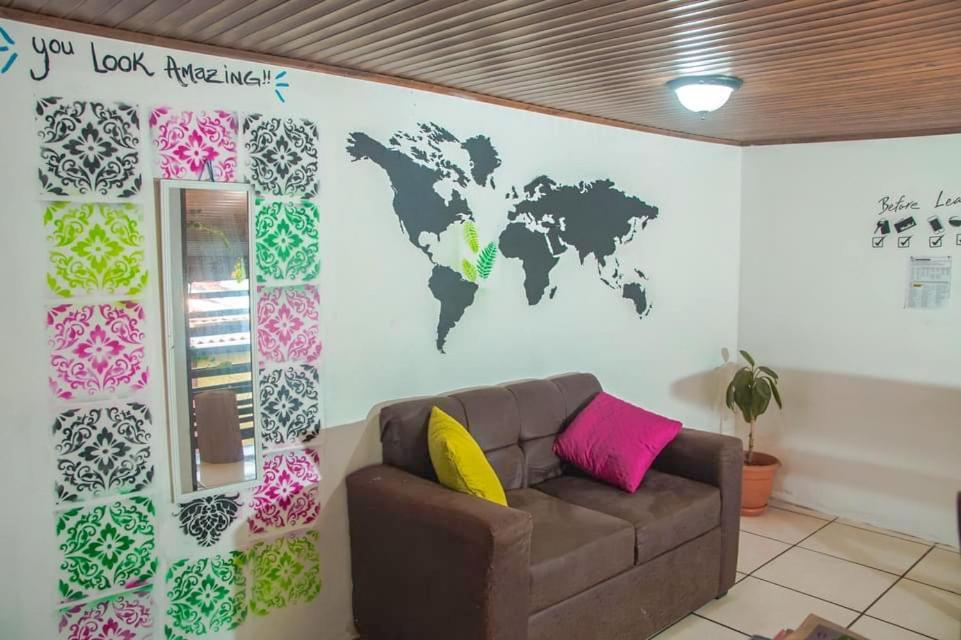Bato'S Albergue Quepos Exterior foto